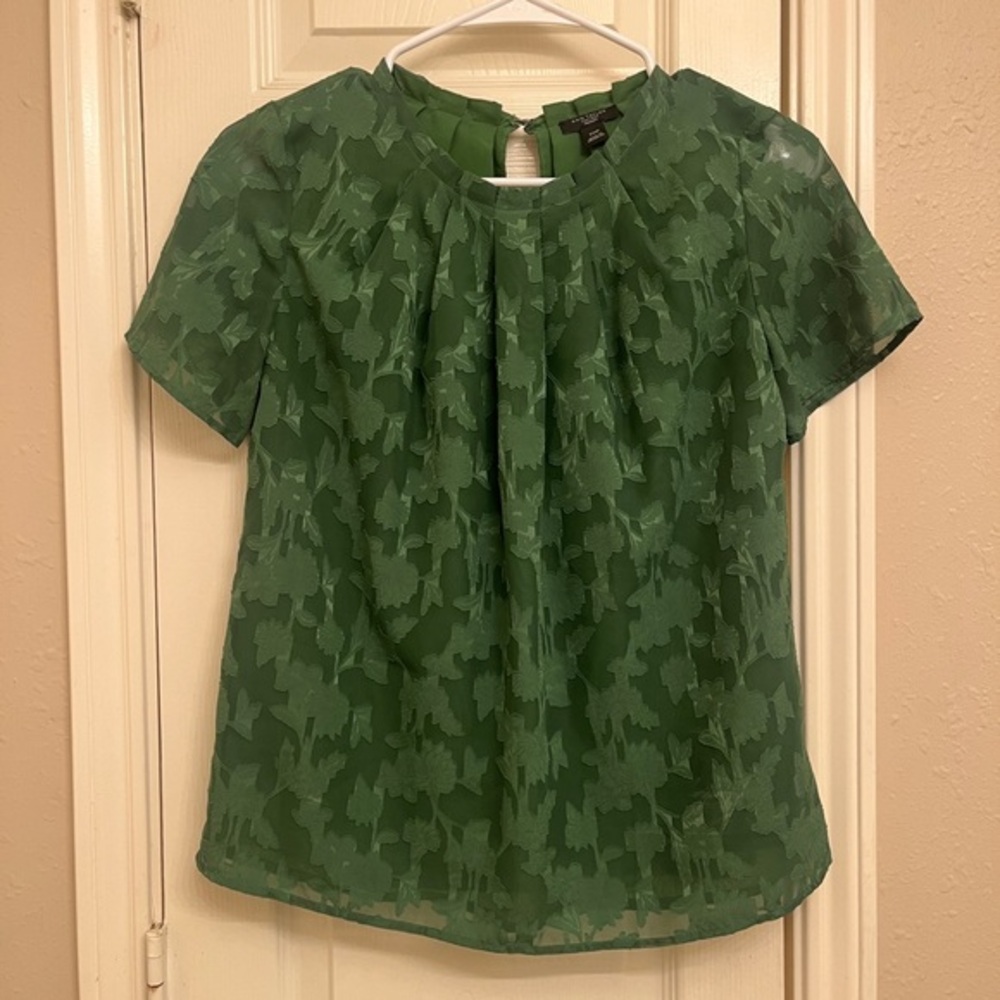 Ann Taylor Green Floral Jacquard Short-Sleeve Blouse- Size XXSP